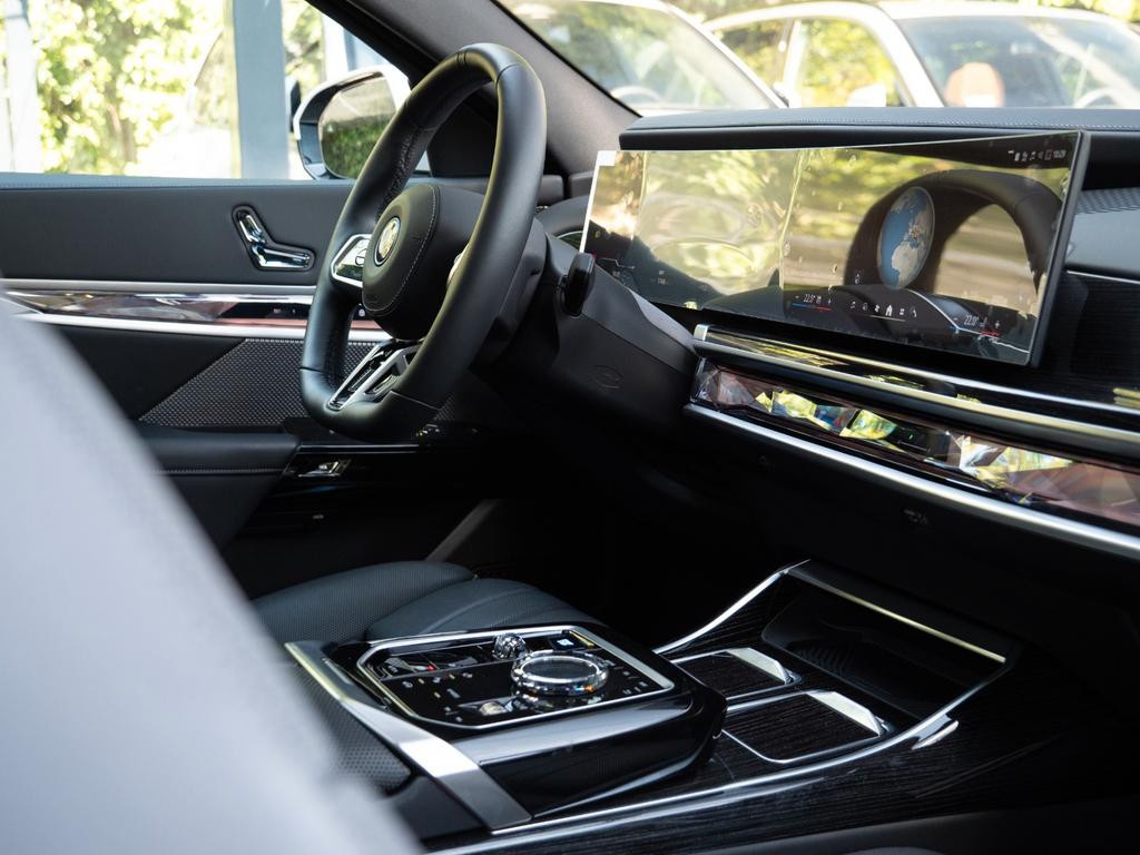 BMW i7