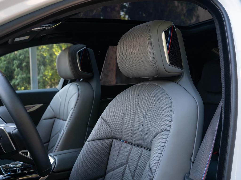 BMW i7