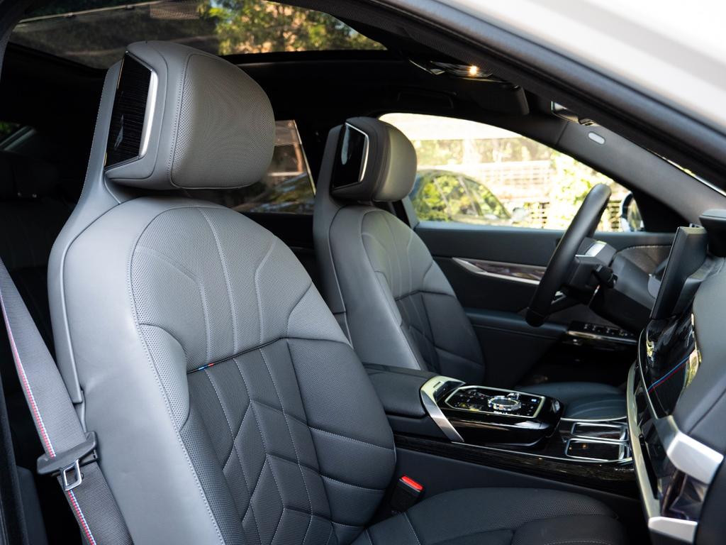 BMW i7