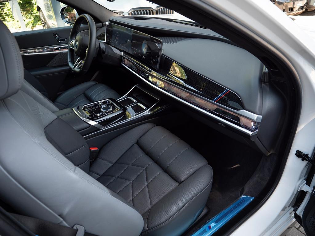 BMW i7