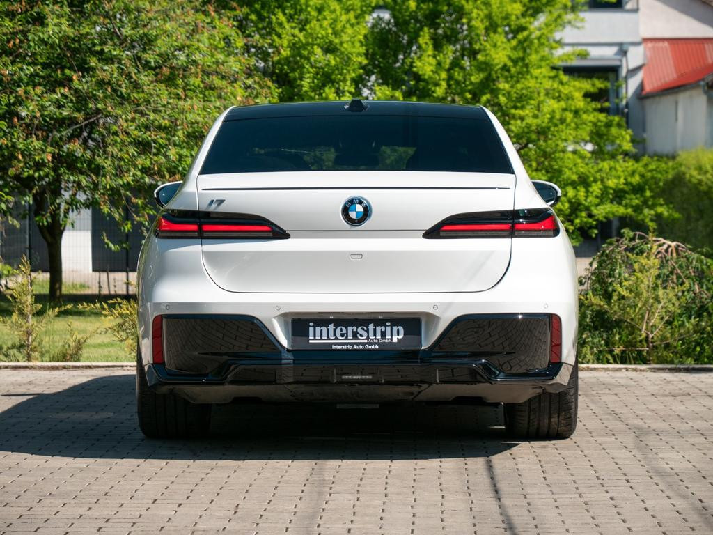 BMW i7