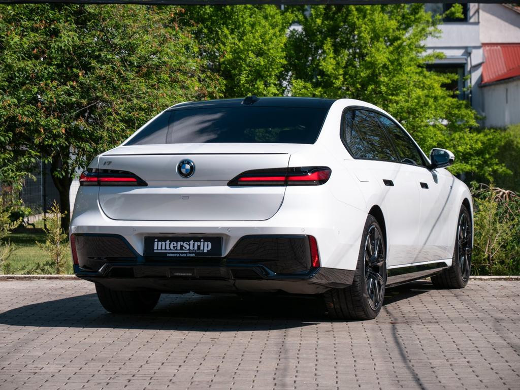 BMW i7