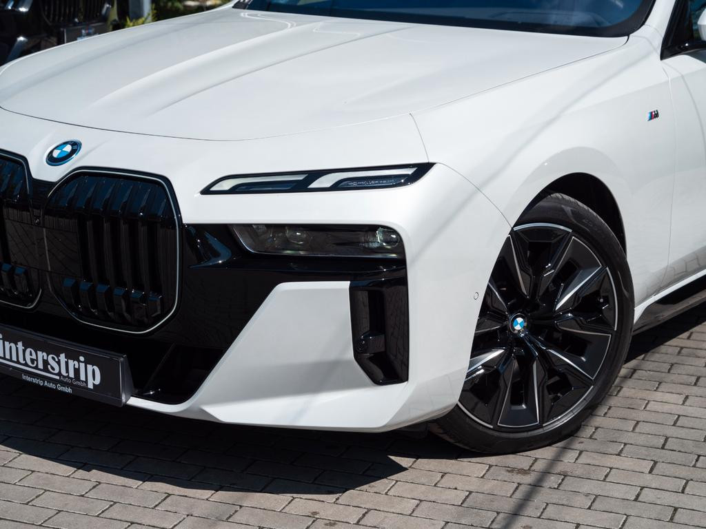 BMW i7