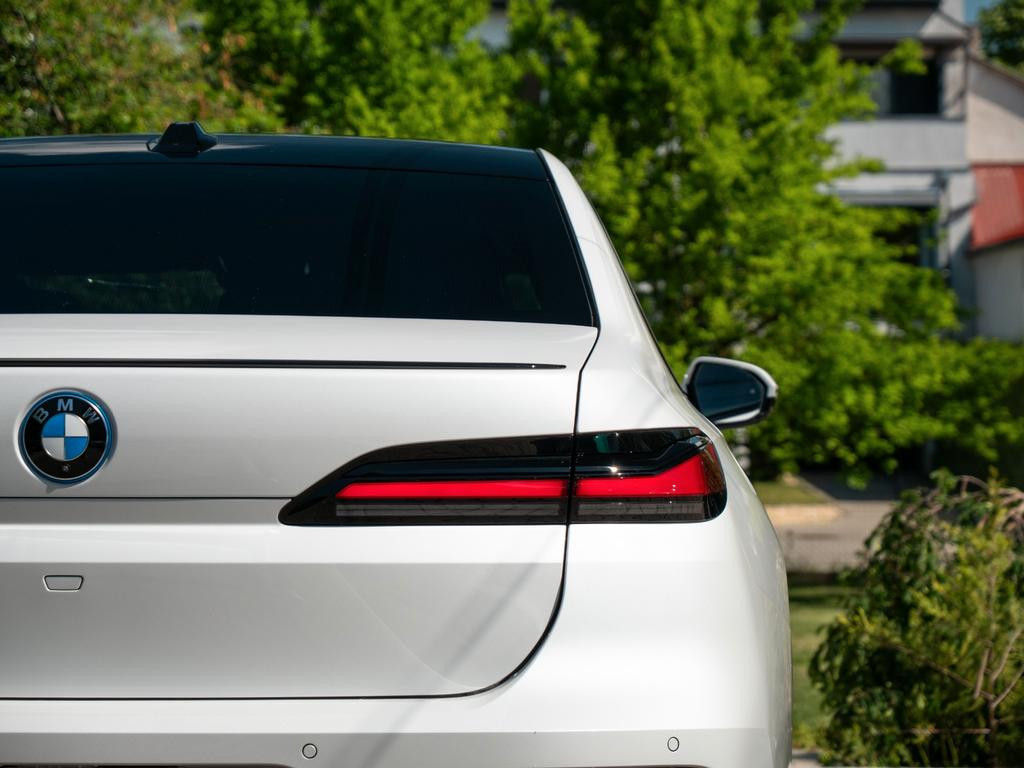 BMW i7