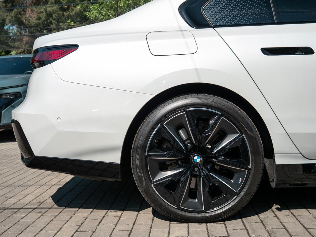 BMW i7