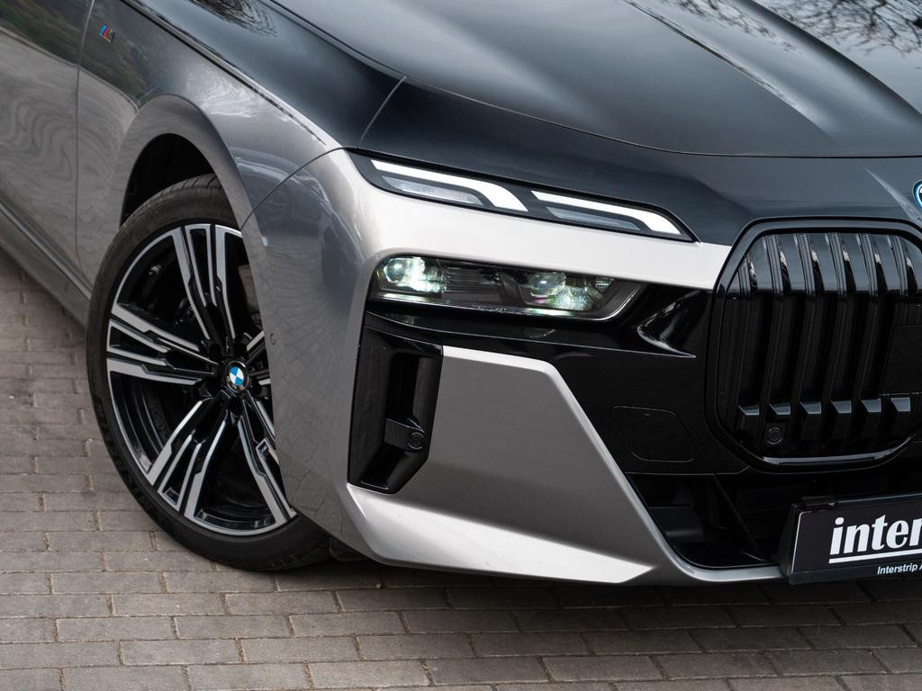 BMW i7