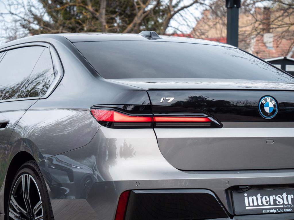 BMW i7