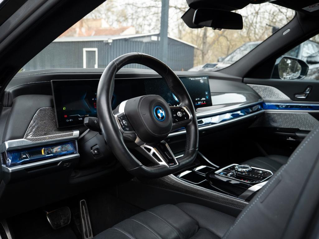 BMW i7