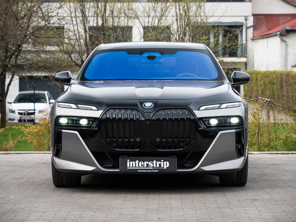 BMW i7