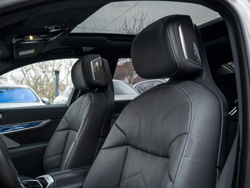 BMW i7