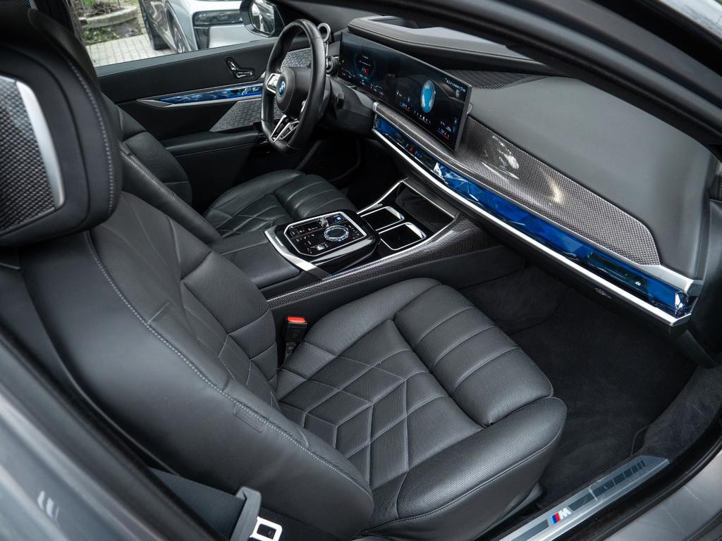 BMW i7