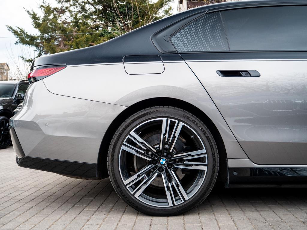 BMW i7