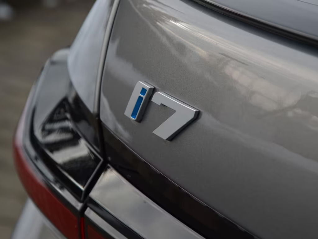 BMW i7