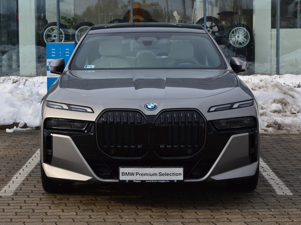 BMW i7