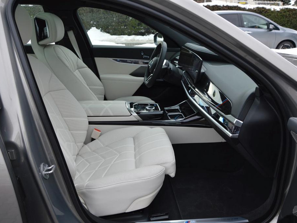 BMW i7