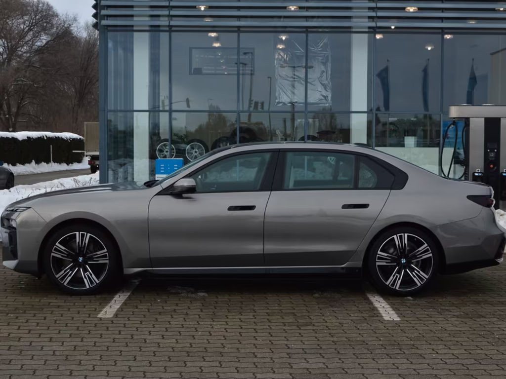 BMW i7