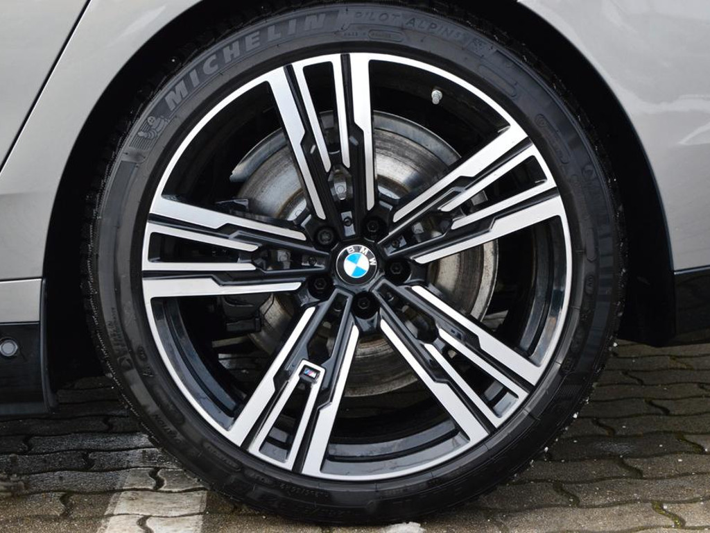 BMW i7