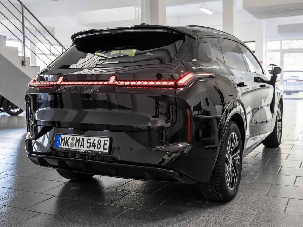 Lynk&Co 08 Core
