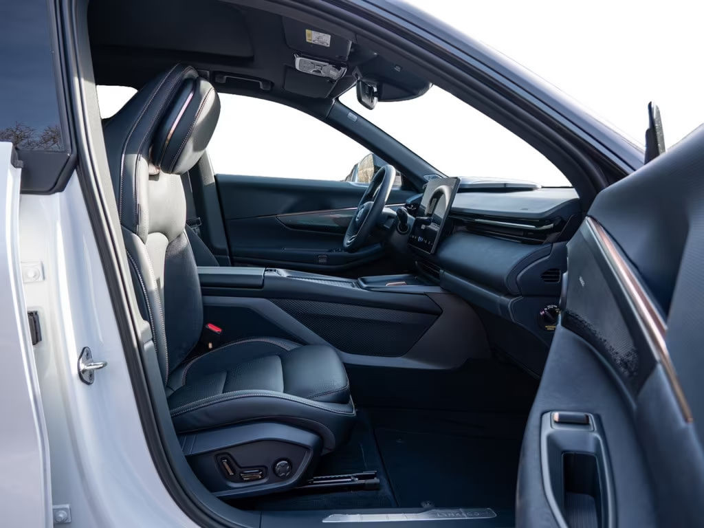 Lynk&Co 08 Plug-In Hybrid More