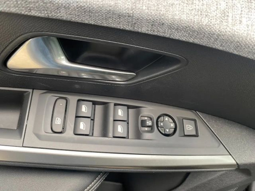 Peugeot E-5008
