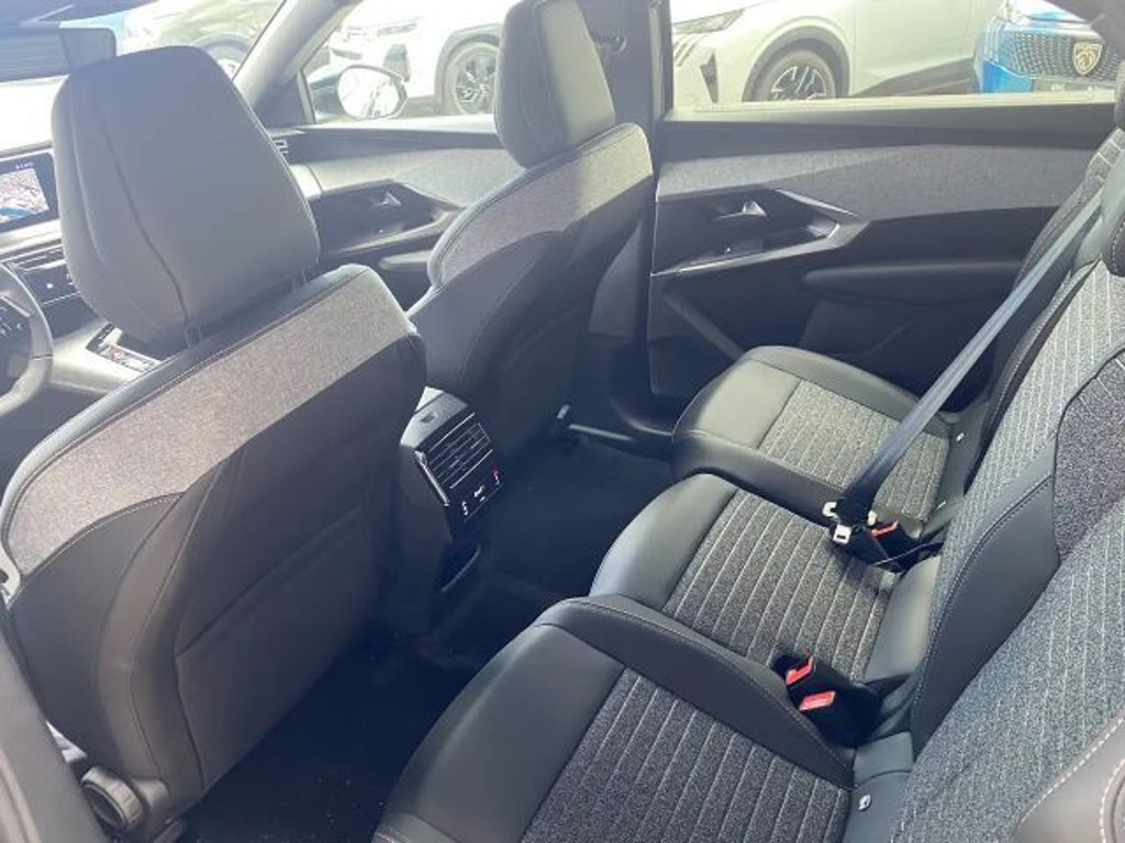 Peugeot E-5008