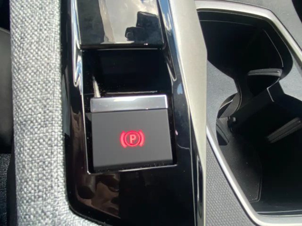 Peugeot E-5008