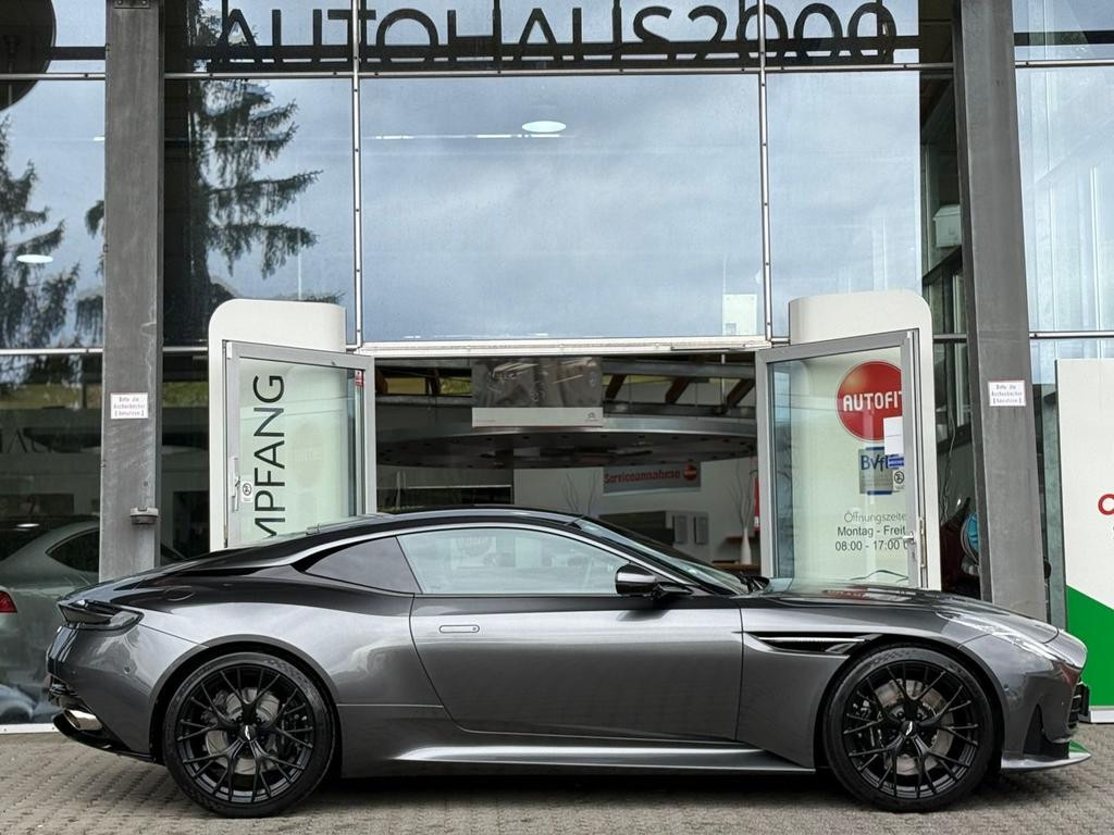 Aston Martin DB12