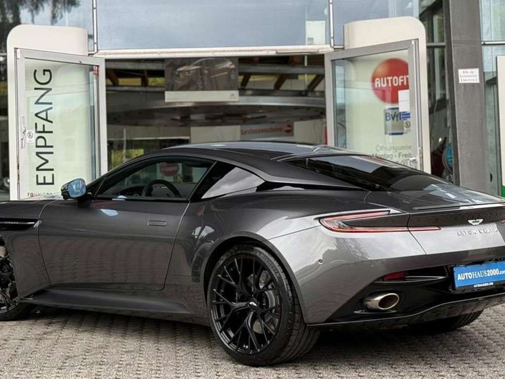Aston Martin DB12