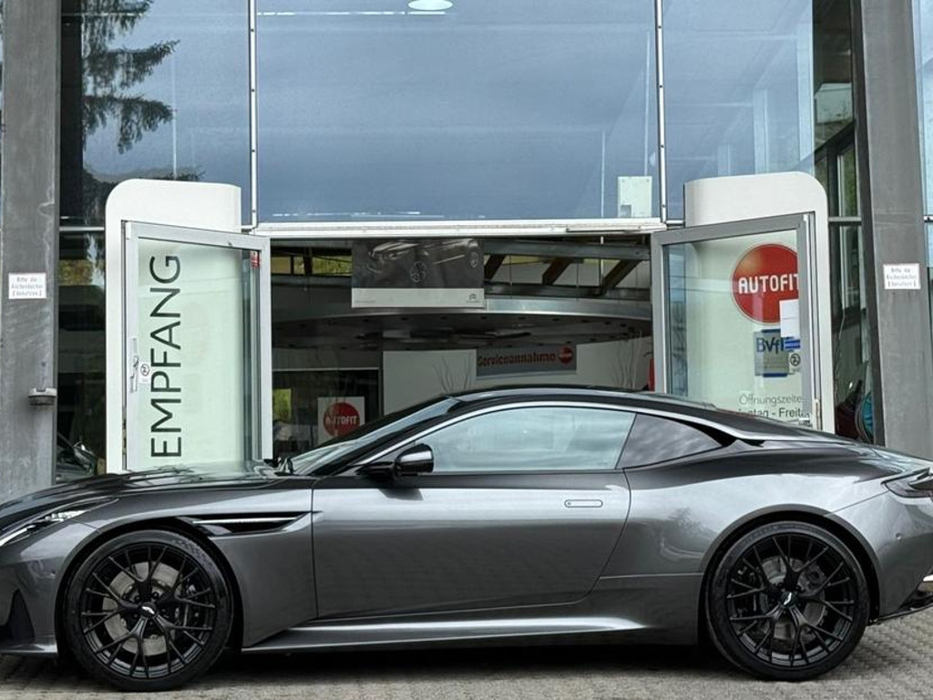 Aston Martin DB12