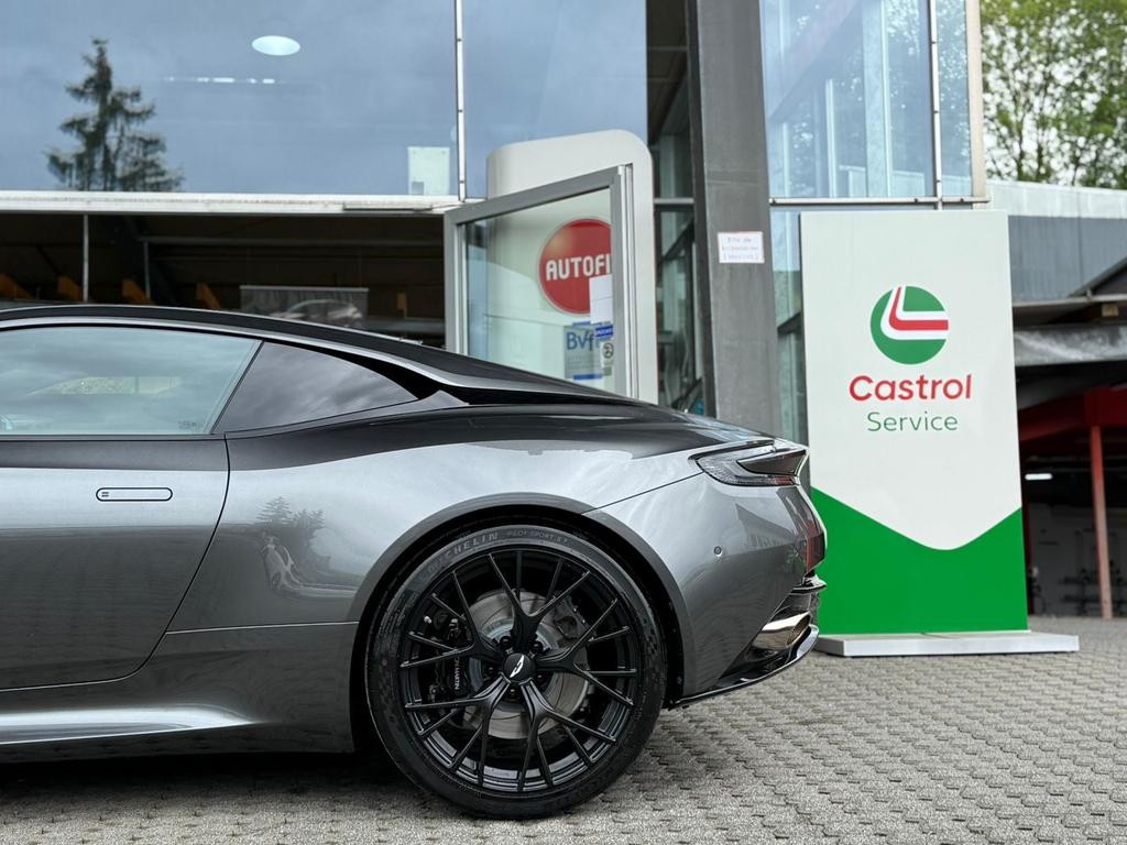 Aston Martin DB12