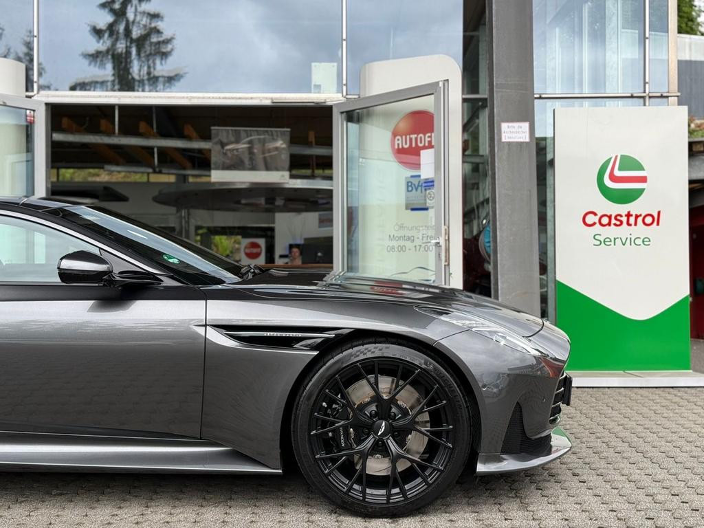 Aston Martin DB12