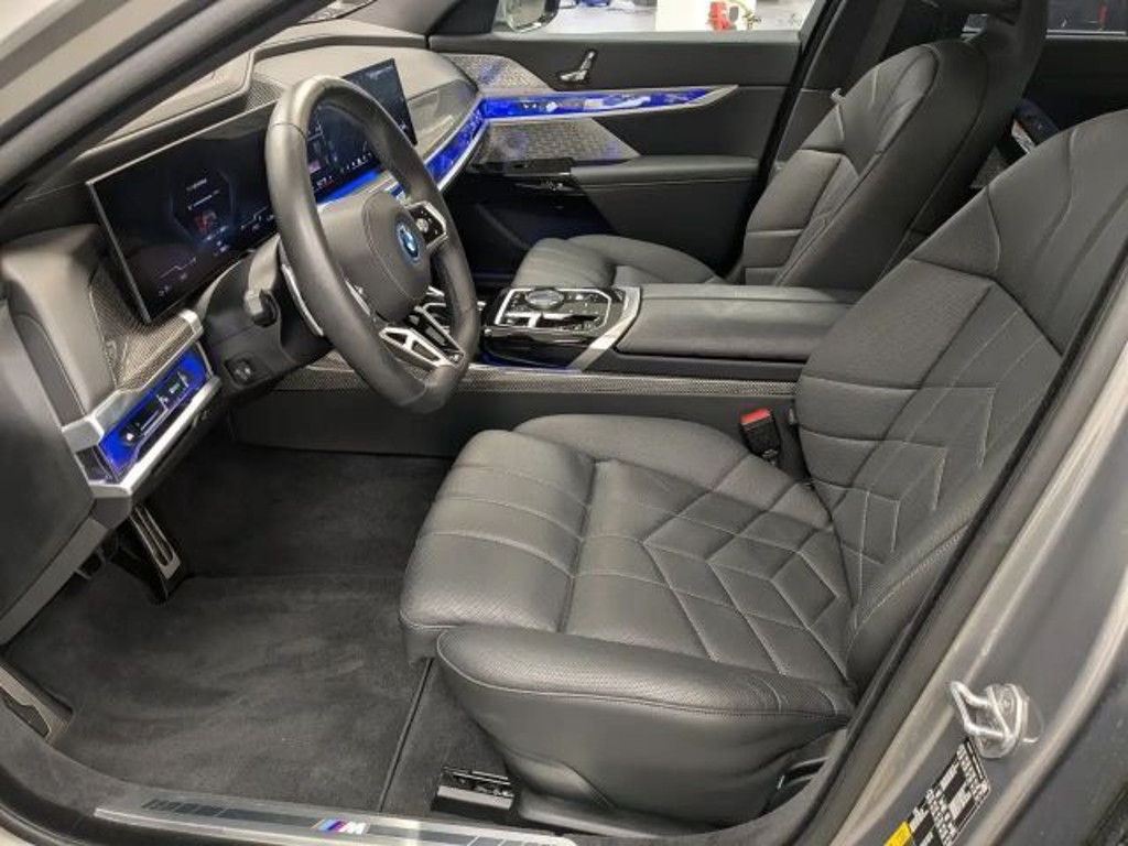 BMW i7