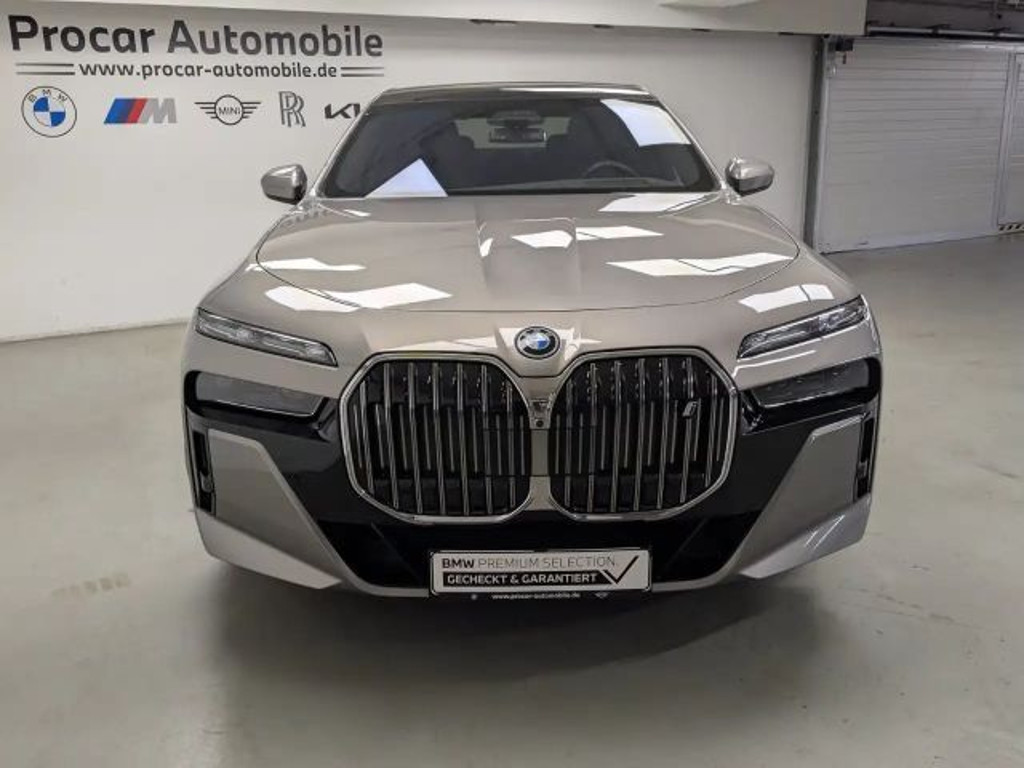 BMW i7