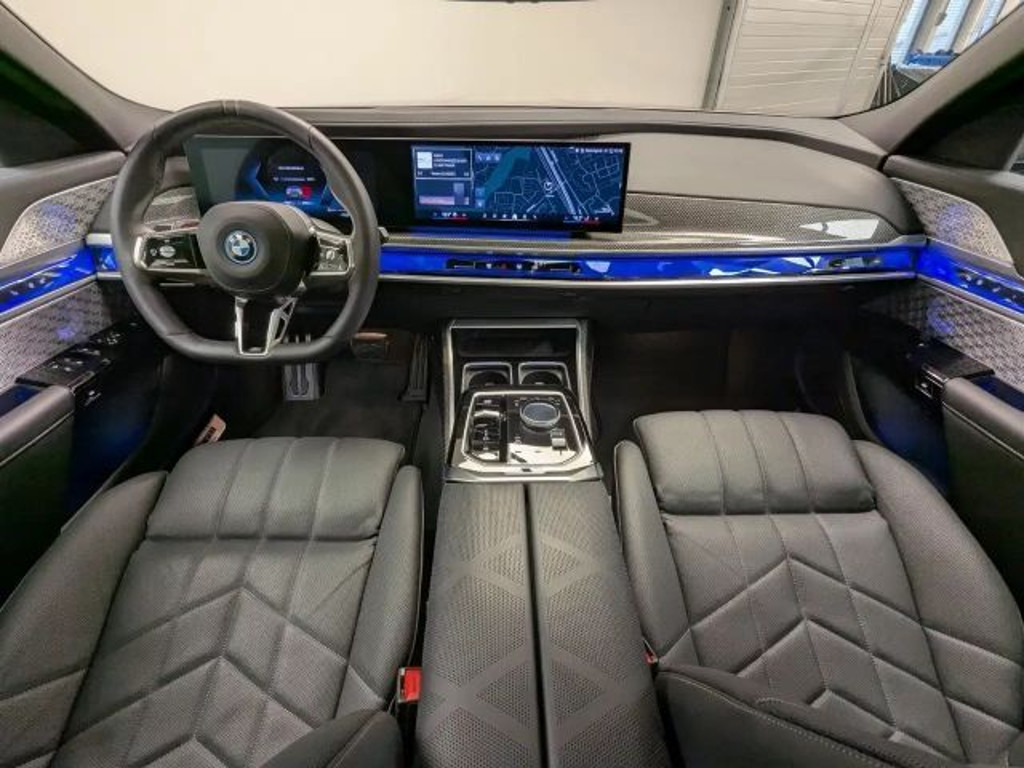 BMW i7