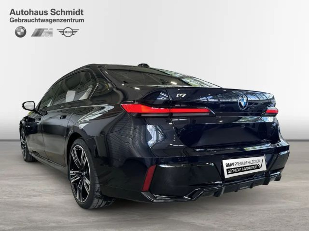 BMW i7
