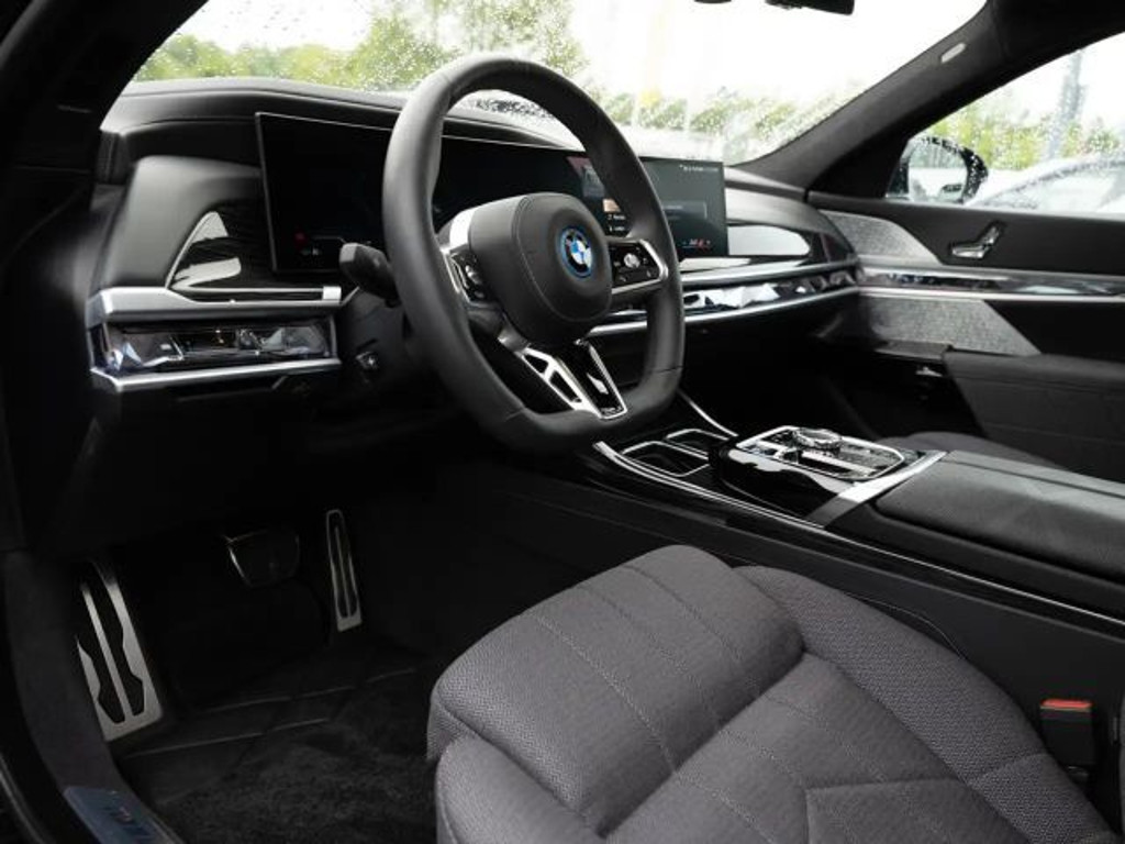 BMW i7