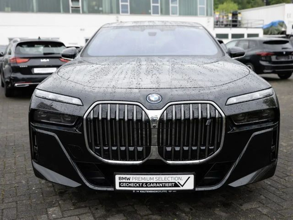 BMW i7