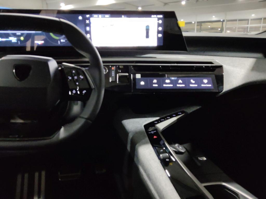 Peugeot E-3008