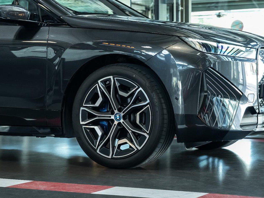 BMW iX