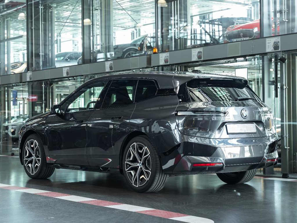 BMW iX