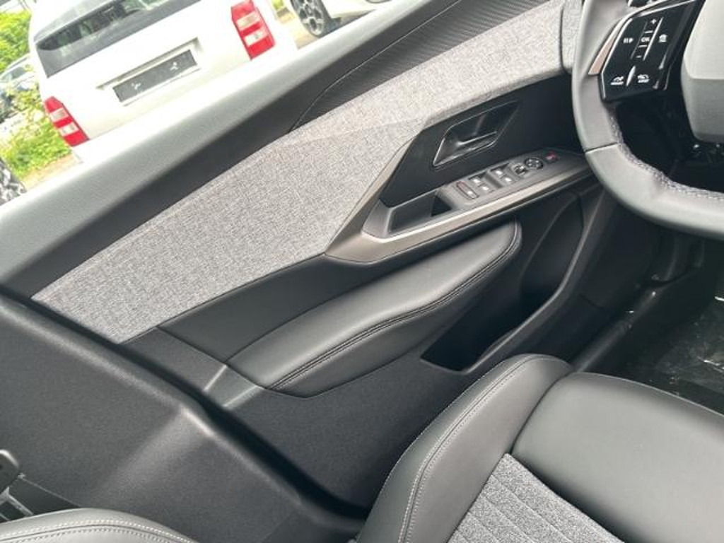 Peugeot E-5008