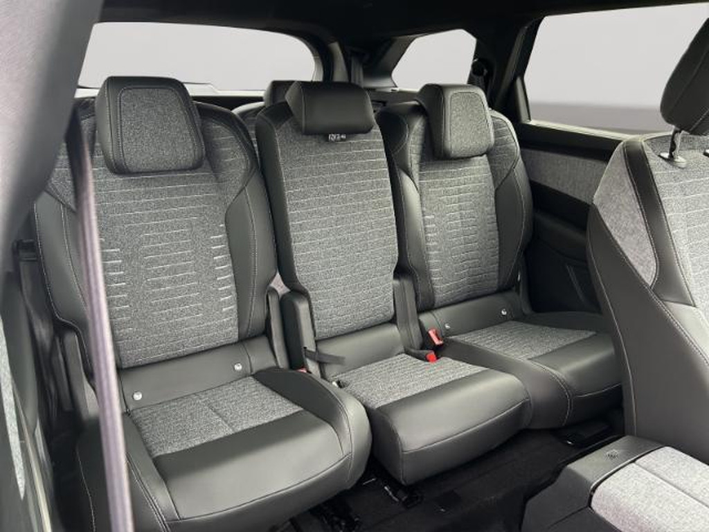 Peugeot E-5008