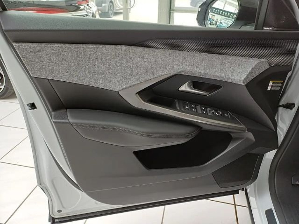 Peugeot E-3008