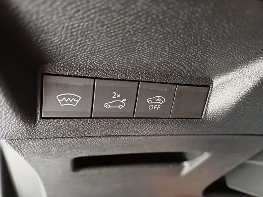 Peugeot E-3008