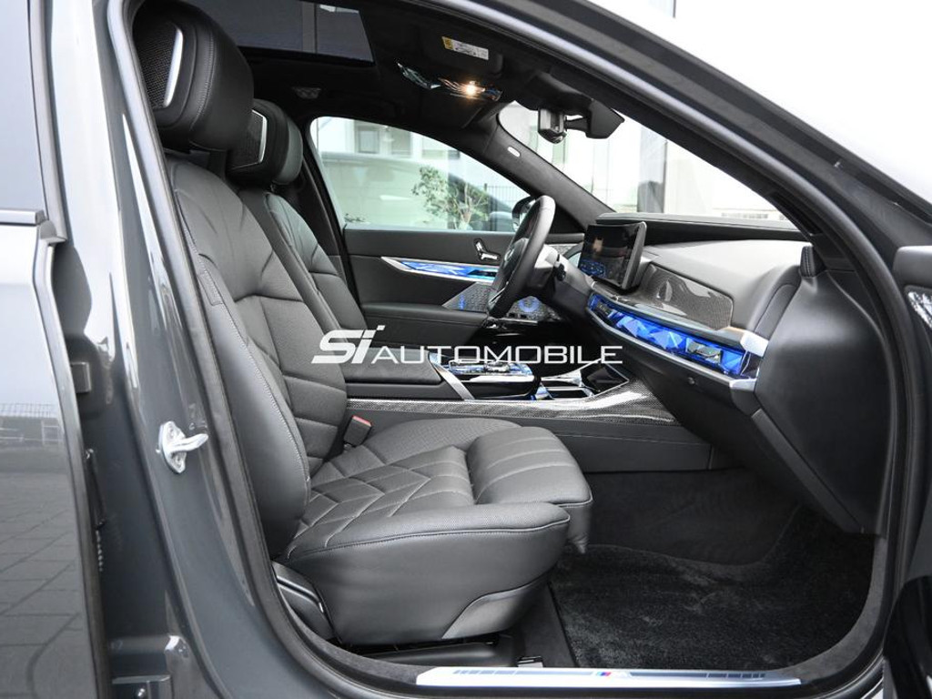 BMW i7