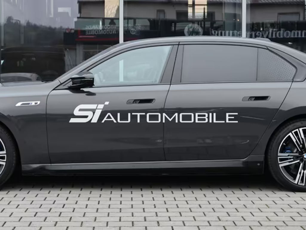 BMW i7