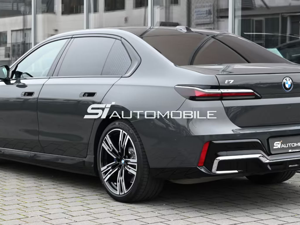 BMW i7