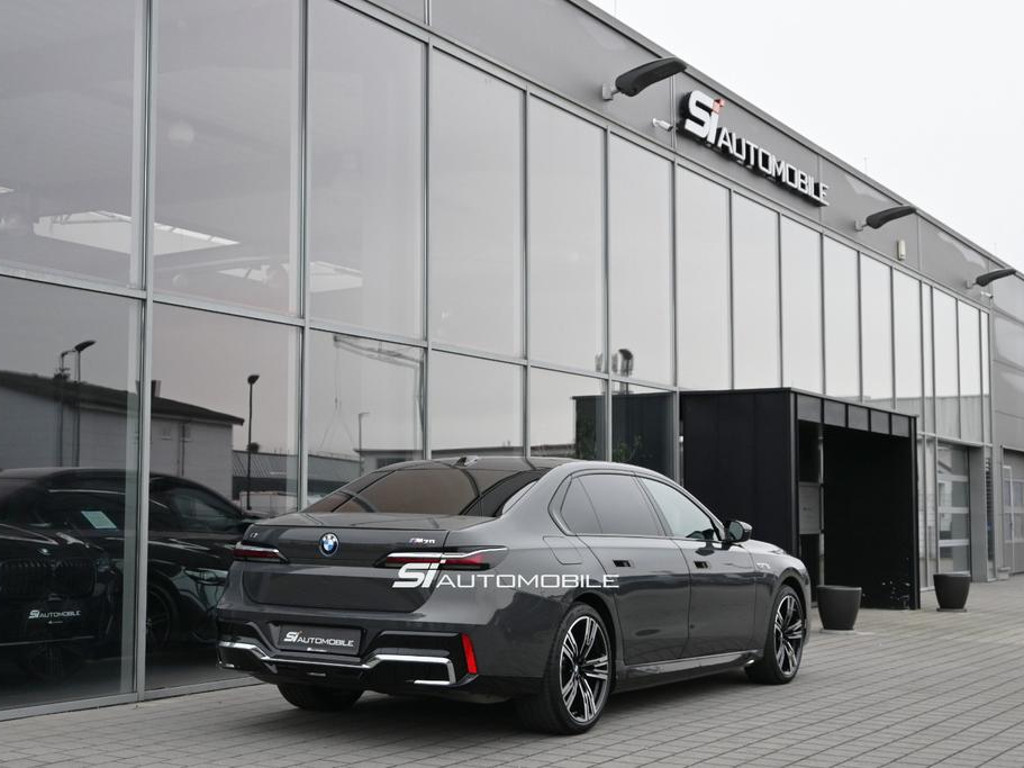 BMW i7