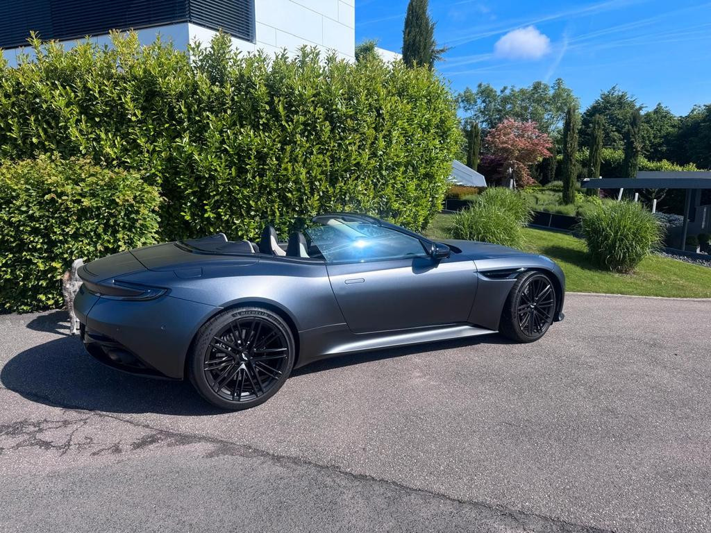 Aston Martin DB12