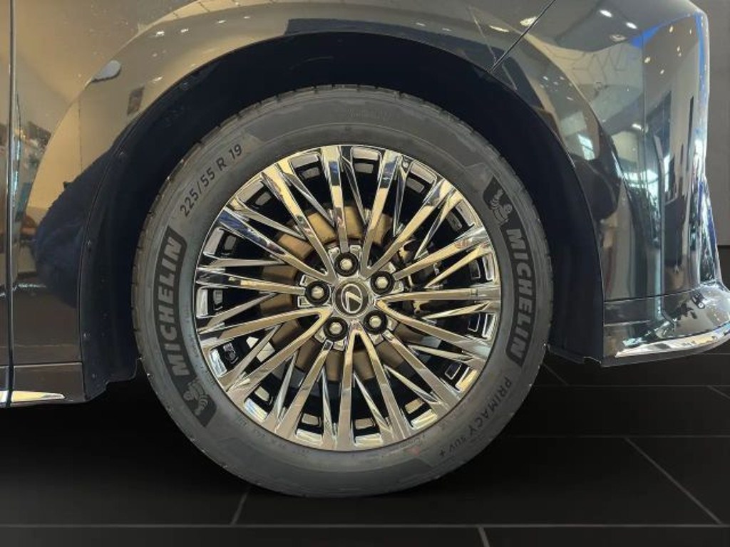 Lexus LM